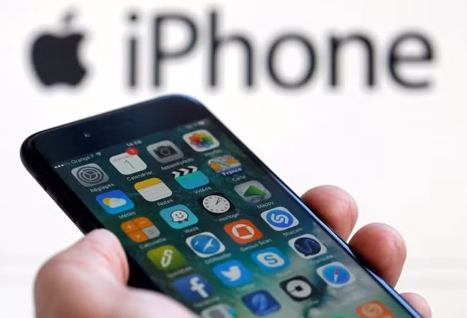 FILE PHOTO - An Apple iPhone 7 and the company logo are seen in this illustration picture taken in Bordeaux, France on February 1, 2017. REUTERS/Regis Duvignau/File Photo\