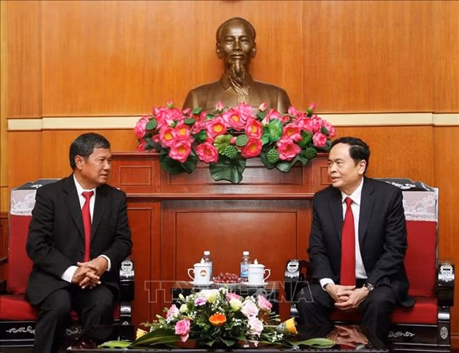 President of the Vietnam Fatherland Front Central Committee Tran Thanh Man (R) receives Vice President of the Lao Front for National Construction Central Committee Khambay Damlat (Source: VNA)