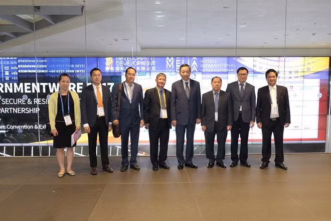 Minister To Lam and his delegation