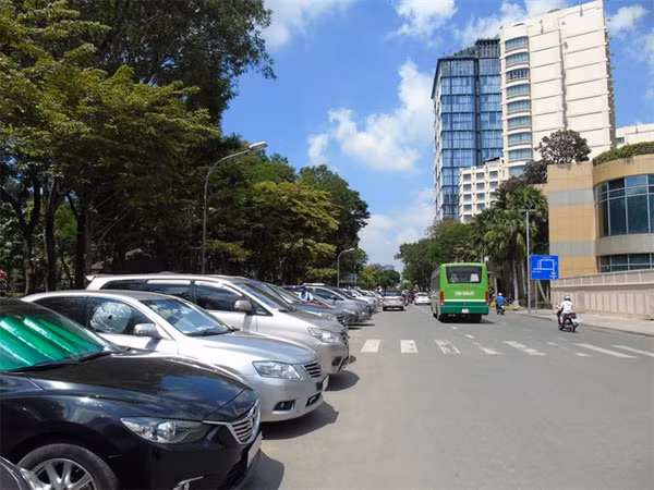 A parking zone in Le Lai Street in HCM City’s District 1. Finding a parking space is a serious problem for car drivers in the city.—VNS Photo
