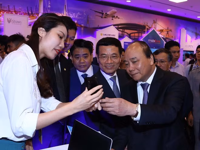 A technology product is introduced to PM Nguyen Xuan Phuc (R) at the national forum on developing technology companies in Hanoi on May 9 (Photo: VNA)