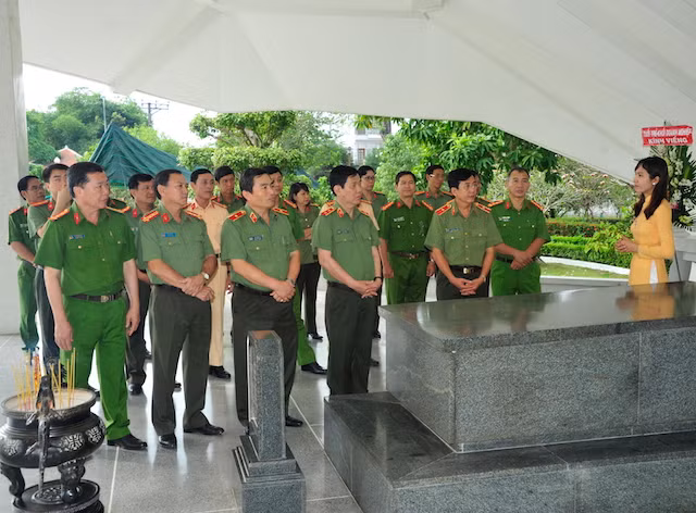 Deputy Minister Nguyen Van Son and the delegation visiting and laying flowers at the memorial site of Nguyen Sinh Sac