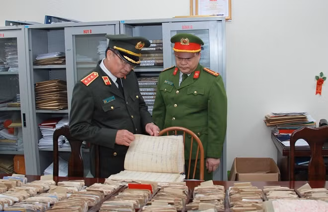 Deputy Minister Thanh inspects operation at Hai Ba Trung District Police Station.
