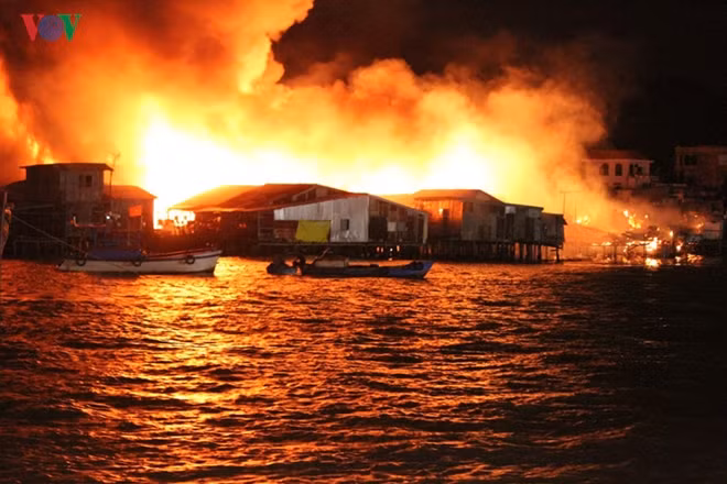 Despite their quick response, local firefighters are unable to reach the scene and save the facilities as strong wind from the sea blows the fire out of control.