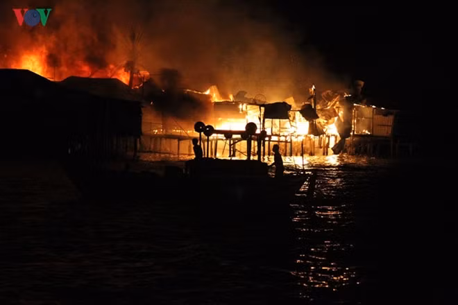According to initial information, the flame sparks at the home of a man named Toan, who fell asleep while cooking animal feed.