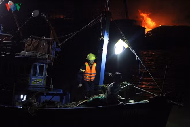 The rescue team is unable to reach the neighbourhood that located between two rivers with only a narrow entrance.