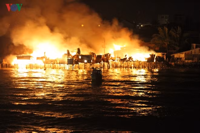 The fire starts at around 10: 30 p.m. on January 17 in a house on Nhat Tri Islet and quickly spreads to nearby households.