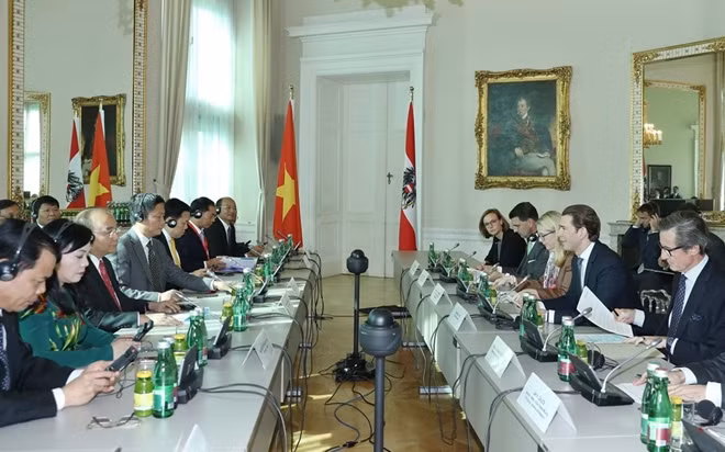 The talks between Vietnamese PM Nguyen Xuan Phuc and Austrian Chancellor Sebastian Kurz in Vienna on October 15