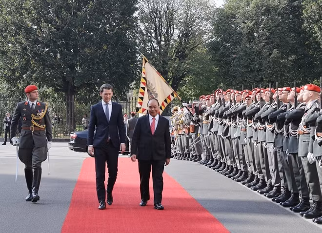 The two leaders inspect the guard of honour at the welcome ceremony in Vienna on October 15