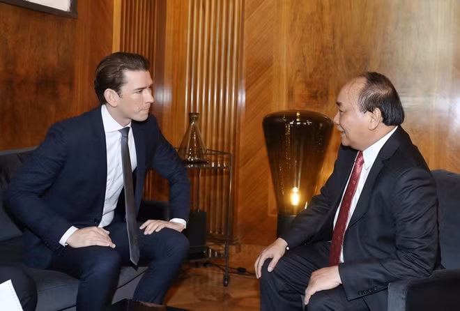 PM Nguyen Xuan Phuc and Austrian Chancellor Sebastian Kurz have a brief meeting before the talks