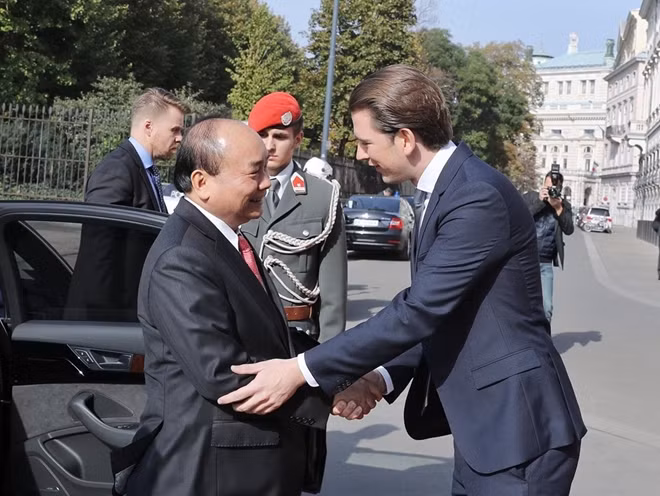 Austrian Chancellor Sebastian Kurz (R) welcomes Vietnamese PM Nguyen Xuan Phuc in Vienna on October 15