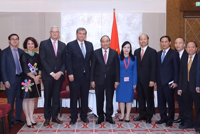 PM Nguyen Xuan Phuc, Chairman of the Executive Board at Austrian's Vamed group Ernst Wastler, and officials pose for a photo at the meeting