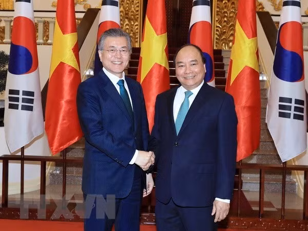PM Nguyen Xuan Phuc (R) and RoK President Moon Jae-in