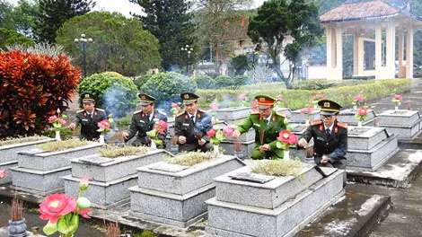 Paying tribute at the martyrs’ cemetery in Bac Tra My district