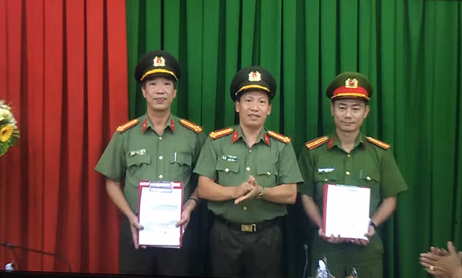Senior Colonel Le Van Tuyen Director of the Dak Nong Provincial Police Department, presented the letter of compliment of Deputy Minister Bui Van Nam and gifts of the MPS to the two units. Senior Colonel Le Van Tuyen Director of the Dak Nong Provincial Police Department, presented the letter of compliment of Deputy Minister Bui Van Nam and gifts of the MPS to the two units.