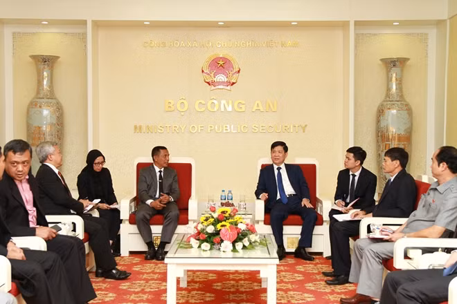 Deputy Minister Nguyen Van Son and Mr. Halim Pagarra at the reception. Deputy Minister Nguyen Van Son and Mr. Halim Pagarra at the reception.