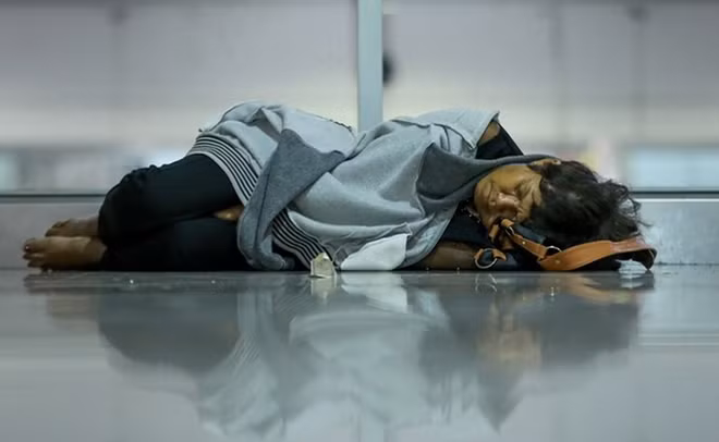 Many people fall asleep in corridors as they are so exhausted. Photo: Vnexpress