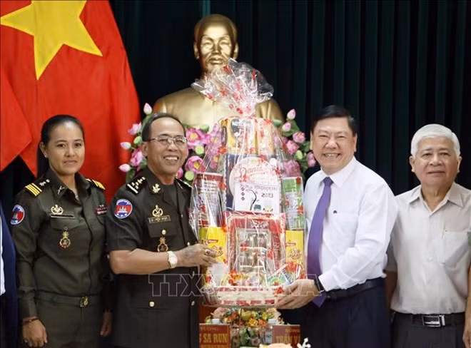 General Dieng Sa Run, vice commander of the Cambodian Royal Army’s Guard High Command presents a gift to Secretary of the Vinh Long Party Committee of Tran Van Ron (Photo: VNA)