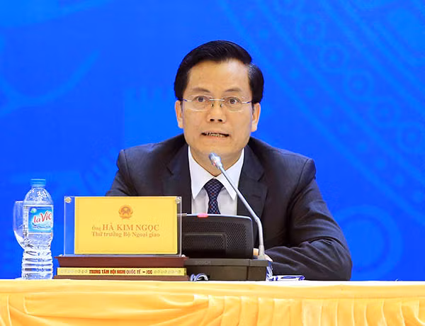Mr. Ha Kim Ngoc, Vice Minister of Foreign Affairs responding to the press Mr. Ha Kim Ngoc, Vice Minister of Foreign Affairs responding to the press