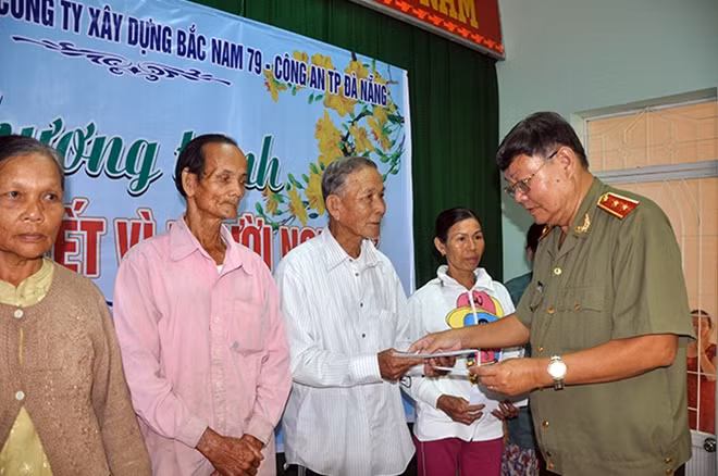 Lieutenant General Le Ngoc Nam, former Vice Director of G.D 3 presenting gifts for needy people.