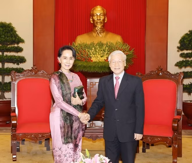 General Secretary of the Communist Party of Vietnam (CPV) Central Committee Nguyen Phu Trong shakes hands with Myanmar State Counsellor Aung San Suu Kyi in their meeting in Hanoi on April 20. (Photo: VNA)