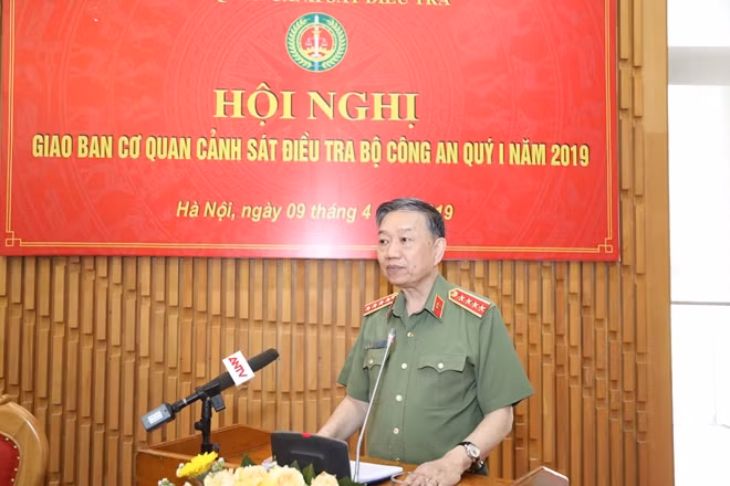 Minister To Lam speaks at the conference.