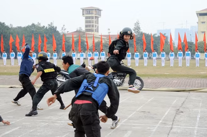 A female officer in sparring