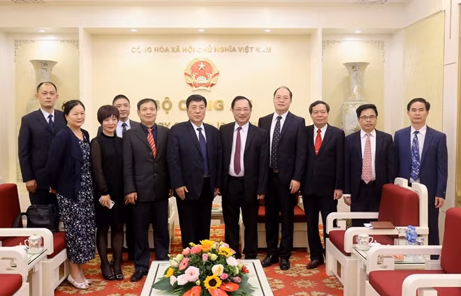 Deputy Minister Nguyen Van Thanh, Mr. Wo Tao and other delegates. Photo: MPS Portal.