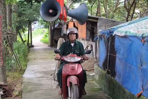 News on wheels: Pham Ngoc Chieng, a 65-year-old veteran from the central province of Thanh Hoa broadcasts news and information from his motorbike. — Photos: Hoa Mai/VNA/VNS