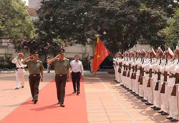 Minister To Lam reviews the Guard of Honor.