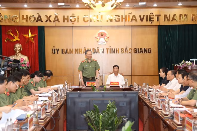 Minster To Lam speaks at the working session.