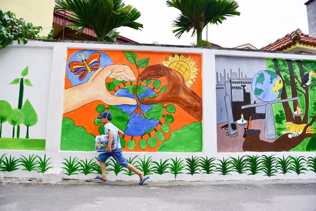A Dan Phuong Steering Committee member says that now the streets are always bright and clean as people no longer throw their garbage on the ground like they used to