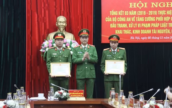Deputy Minister Nguyen Duy Ngoc presents Certificates of Merit by the MPS to individuals with outstanding achievements.