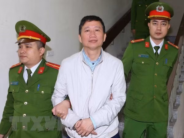 Trinh Xuan Thanh, former Chairman of the Board of Directors of PetroVietnam Construction Corporation (PVC), is led out of the court. (Photo: VNA)