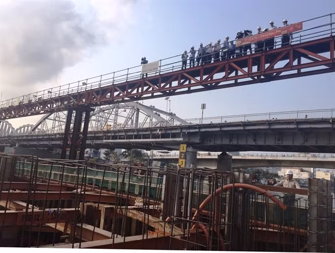 HCM City leaders on March 12 check the progress of the Tan Thuan sewage system, a multi-trillion VND flood-prevention project in District 7. (Photo: VNA)