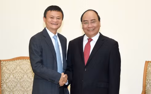 Prime Minister Nguyen Xuan Phuc (R) receives Executive Chairman of the Chinese Alibaba Group Jack Ma