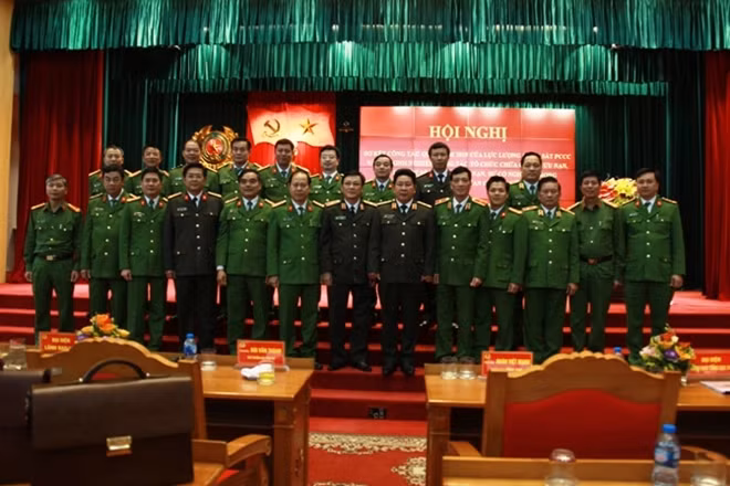 Deputy Minister Bui Van Thanh and delegates of the conference.