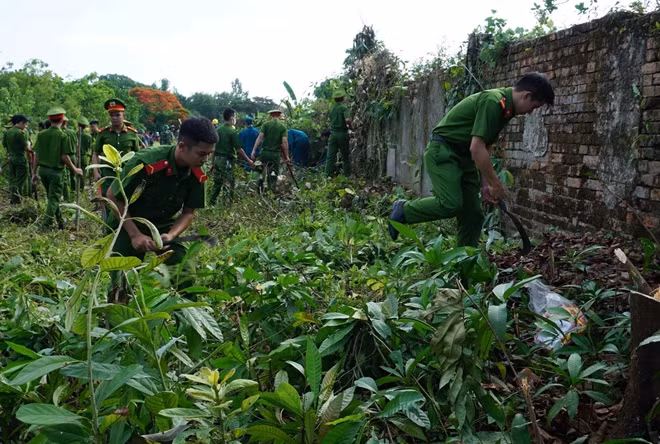 Police and military forces join hands to clean Hue Citadel ảnh 4