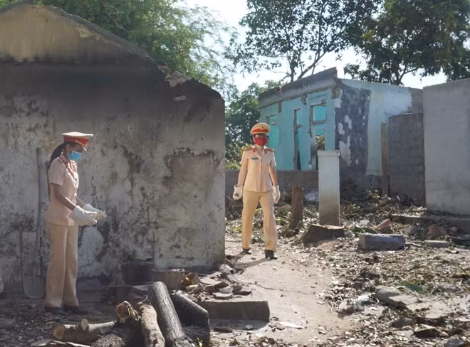 Police and military forces join hands to clean Hue Citadel ảnh 3