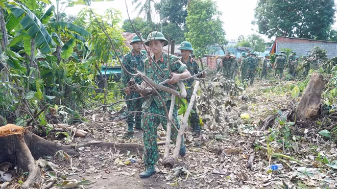 Police and military forces join hands to clean Hue Citadel ảnh 7