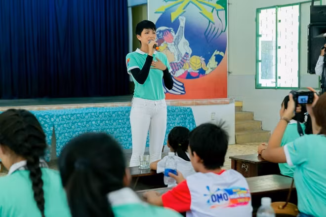 Miss Universe Vietnam H'Hen Niê introducing information on protecting environment to students in Da Nang.