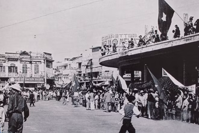 Locals wait for Vietnamese soldiers to liberate the capital city at Dong Kinh Nghia Thuc Square.
