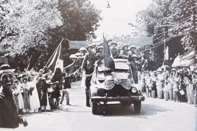 Hanoians are filled with joy as they warmly welcome soldiers on Dinh Tien Hoang Street.
