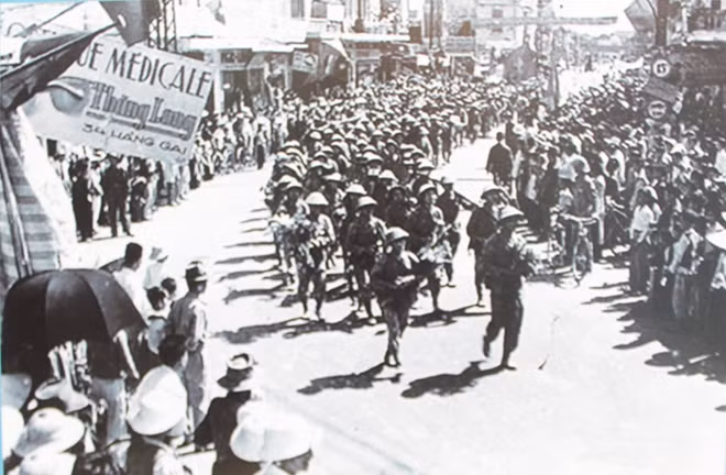 Vietnamese soldiers head to Hang Gai Street.