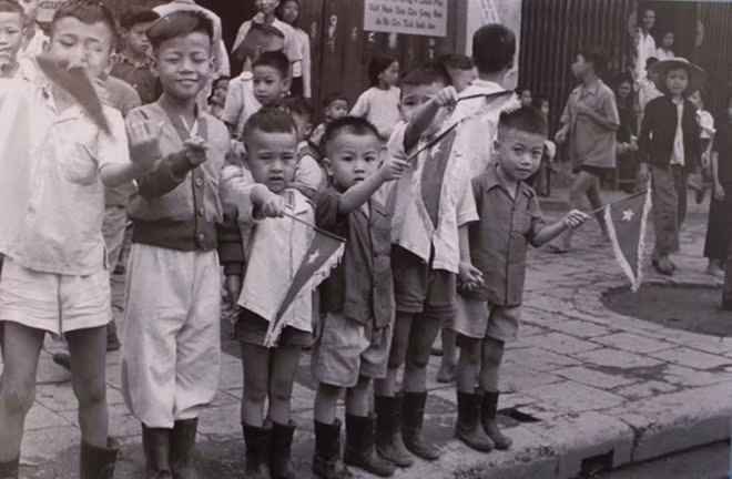 Young children warmly welcome Vietnamese soldiers.