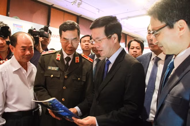 Major General Pham Van Mien, Editor in Chief of Public Secuiryt Newspaper introducing publications to Mr. Vo Van Thuong.