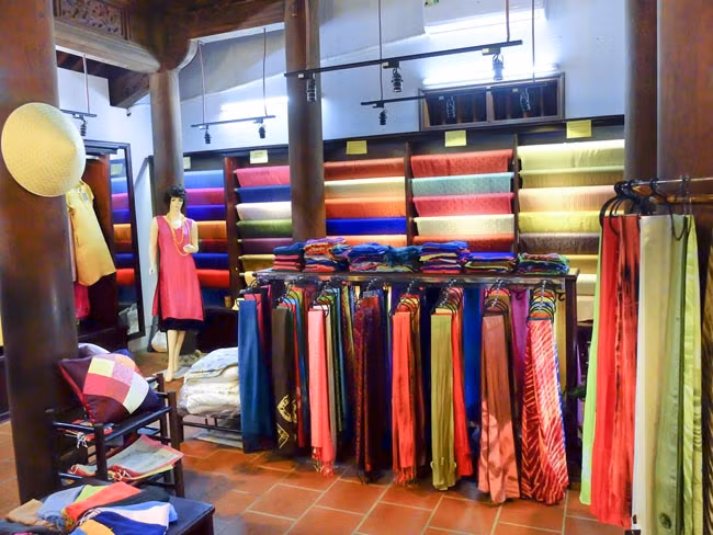 Van Phuc silk has been known for its smooth, light weight, and elegant appearance. Particularly, a traditional kind of silk called Van Silk made in Van Phuc make the wearers feel cool in summer and warm in winter