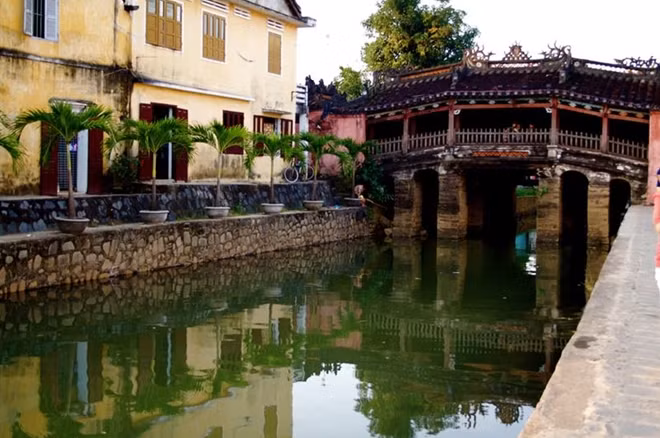 Pagoda bridge in Hoi An.
