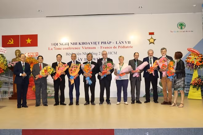 The organizing board presenting flowers to leading medical experts.