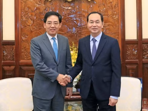 President Tran Dai Quang (R) hosts Chinese Ambassador to Vietnam Hong Xiaoyong.